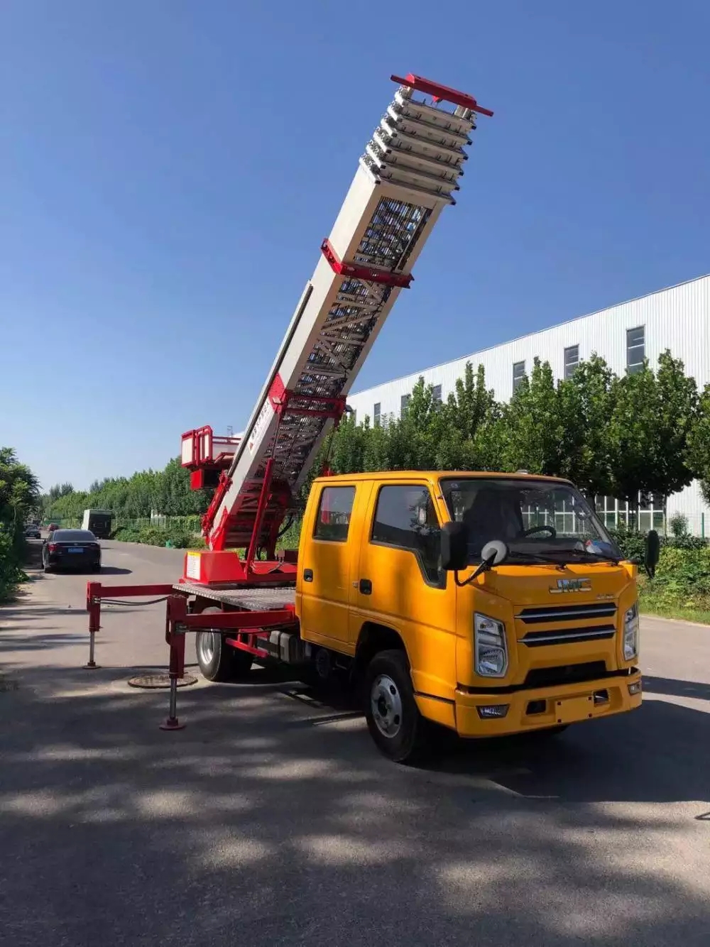 谷城附近的云梯车出租服务：轻松解决高空作业需求