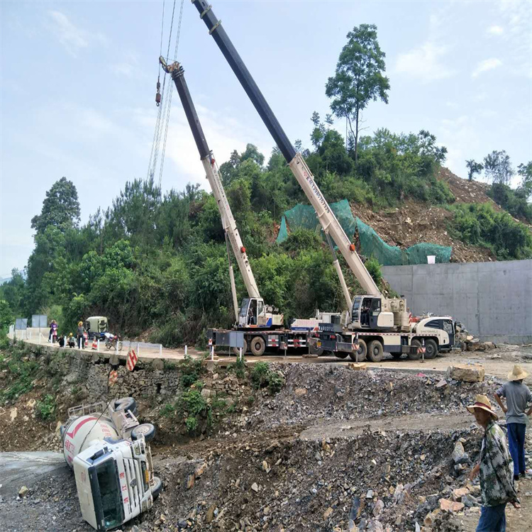 谷城汽车掉沟里叫吊车救援要多少钱